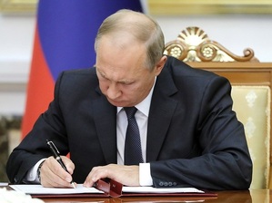 Путин подписал закон о борьбе с фейками