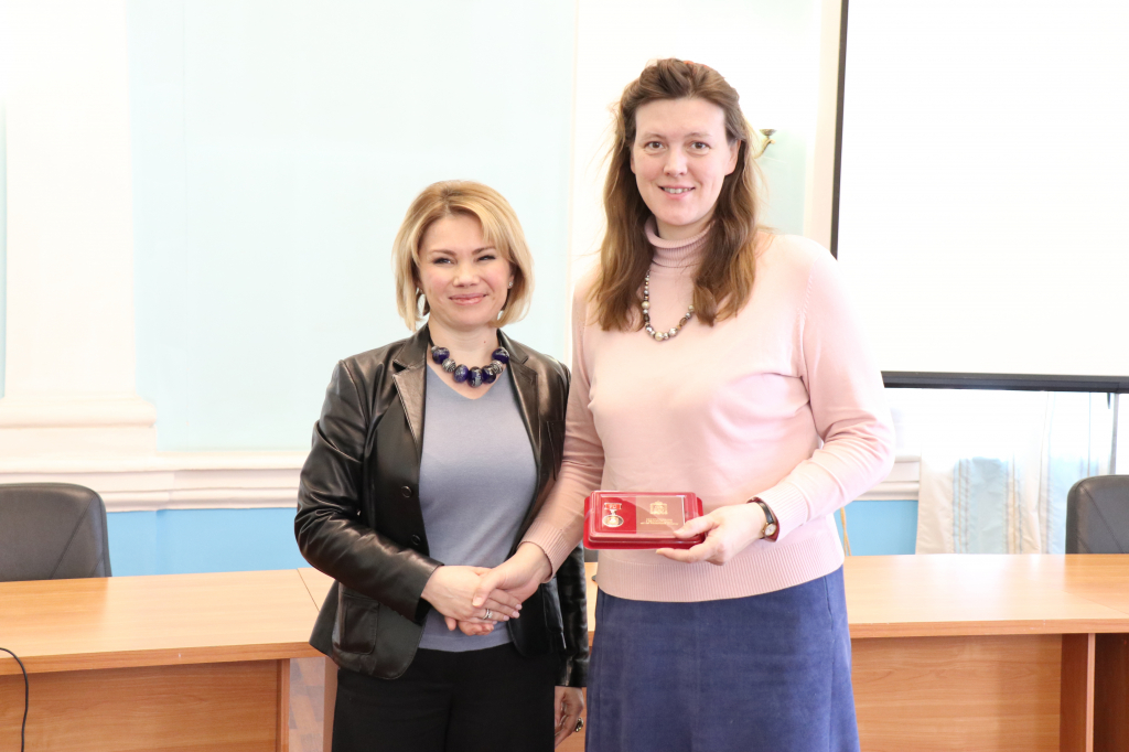 Награждение Ольги Батуриной юбилейной медалью «90 лет Московской области»